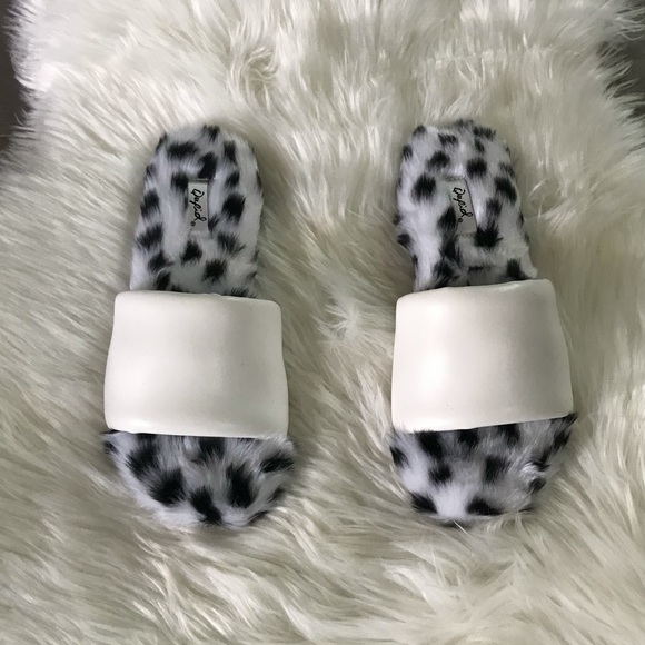 White Fluff Slide with Polka Dot Fur Slipper - Picture 4 of 10